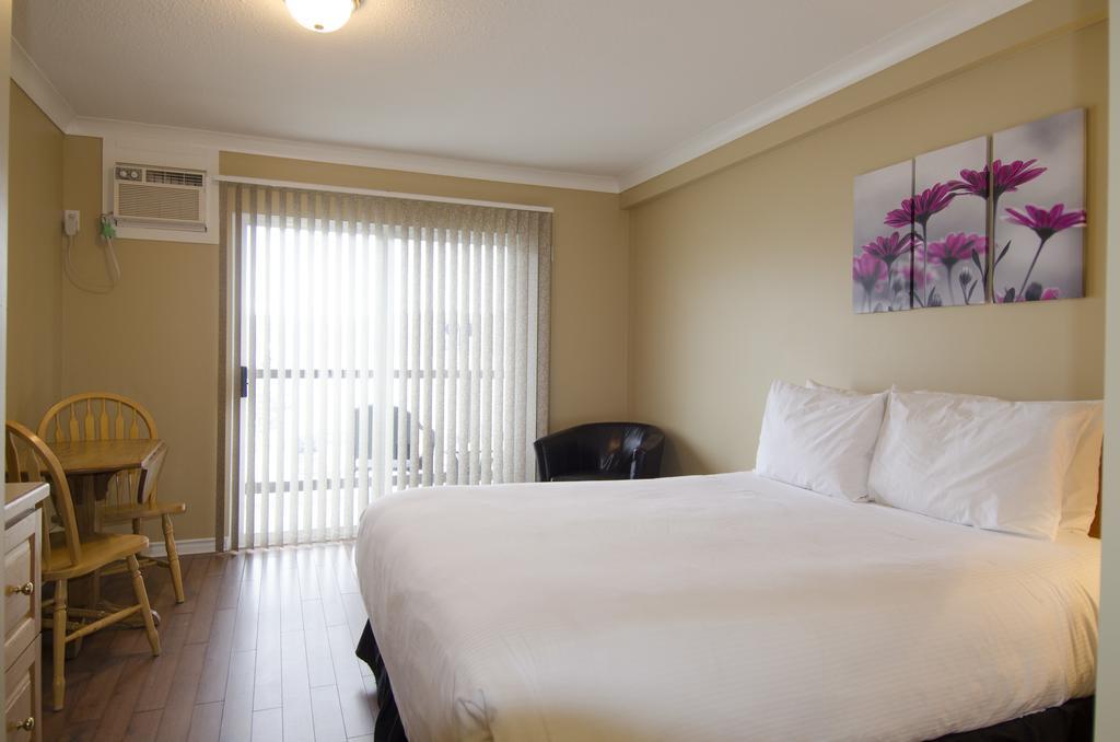 Tiki Shores Inn & Suites Penticton Room photo