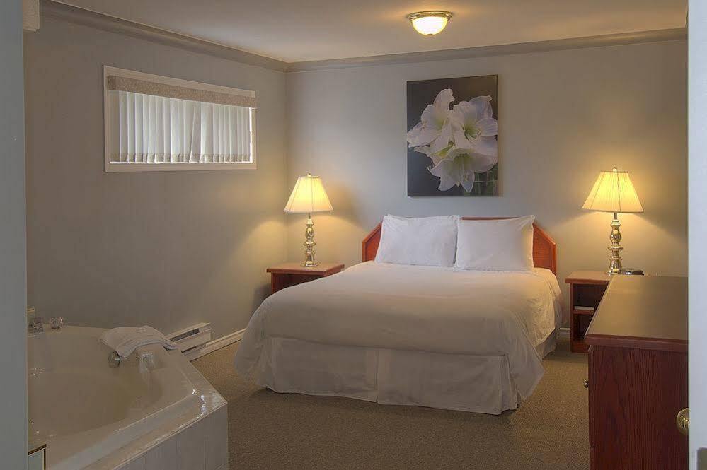 Tiki Shores Inn & Suites Penticton Exterior photo